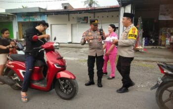 Polsek Labuapi Berbagi Takjil, Wujud Kepedulian di Bulan Ramadhan