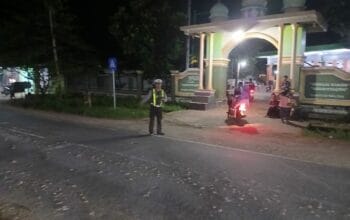 Polsek Sekotong Amankan Tarawih di Masjid Asasuttaqwa, Warga Tenang Beribadah