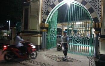 Polsek Sekotong Jaga Keamanan Masjid Nurul Iman Selama Tarawih