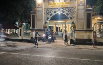 Polsek Sekotong Jaga Keamanan Tarawih, Jamaah Merasa Nyaman