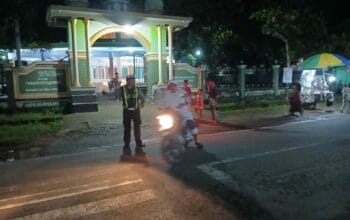 Polsek Sekotong Kawal Sholat Tarawih di Masjid Assasutaqwa