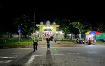 Polsek Sekotong Kawal Tarawih, Ibadah Makin Khusyuk!