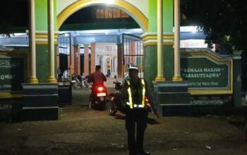 Polsek Sekotong Perketat Pengamanan Tarawih, Jamaah Lebih Tenang