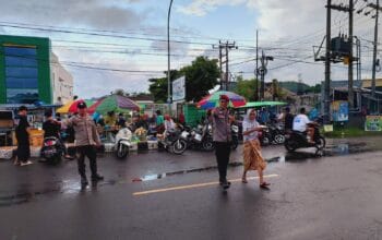 Ramadan Aman! Polsek Gerung Kawal Ngabuburit dan Atur Jalan