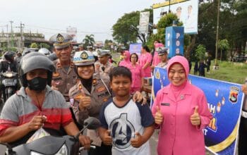 Ramadhan Berkah, Polres Lobar Bagikan Paket Ta'jil di Bundaran GMS