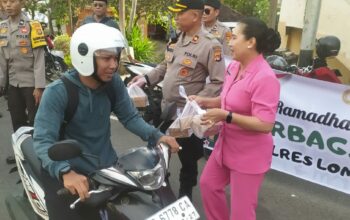 Ramadhan Berkah, Polsek Batulayar Berbagi Takjil