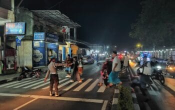 Suasana Khusyuk Tarawih di Kediri, Polisi Siaga Amankan Ibadah
