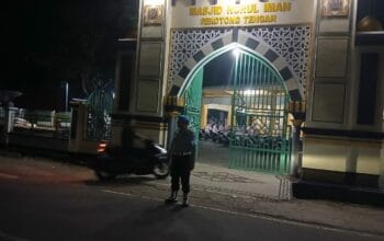 Tarawih di Sekotong Dijaga Ketat, Jamaah Tenang Beribadah