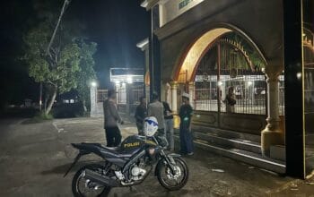 Polsek Kuripan Jaga Keamanan Tarawih, Jamaah Merasa Lebih Nyaman