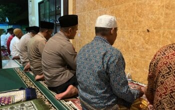 Hangatkan Ramadhan, Kapolsek Kediri Gelar Tarawih Keliling