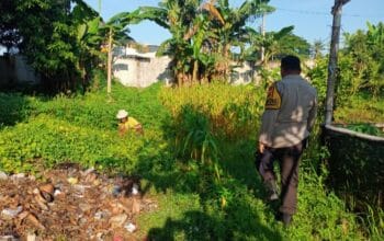 Bhabinkamtibmas Hadir di Sawah, Warga Karang Bongkot Antusias