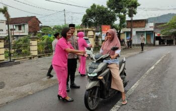 Polsek Kuripan Berbagi Takjil, Wujud Kepedulian Sambut Ramadan