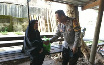 Bhabinkamtibmas Beri Bantuan Nutrisi kepada Lansia di Lombok Barat