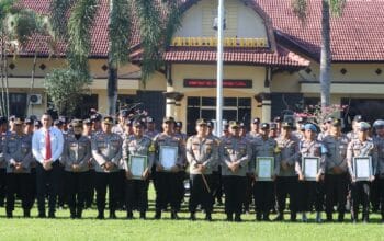 Kapolres Lombok Barat Berikan Penghargaan Kepada Personel Berprestasi, Tingkatkan Motivasi Kerja