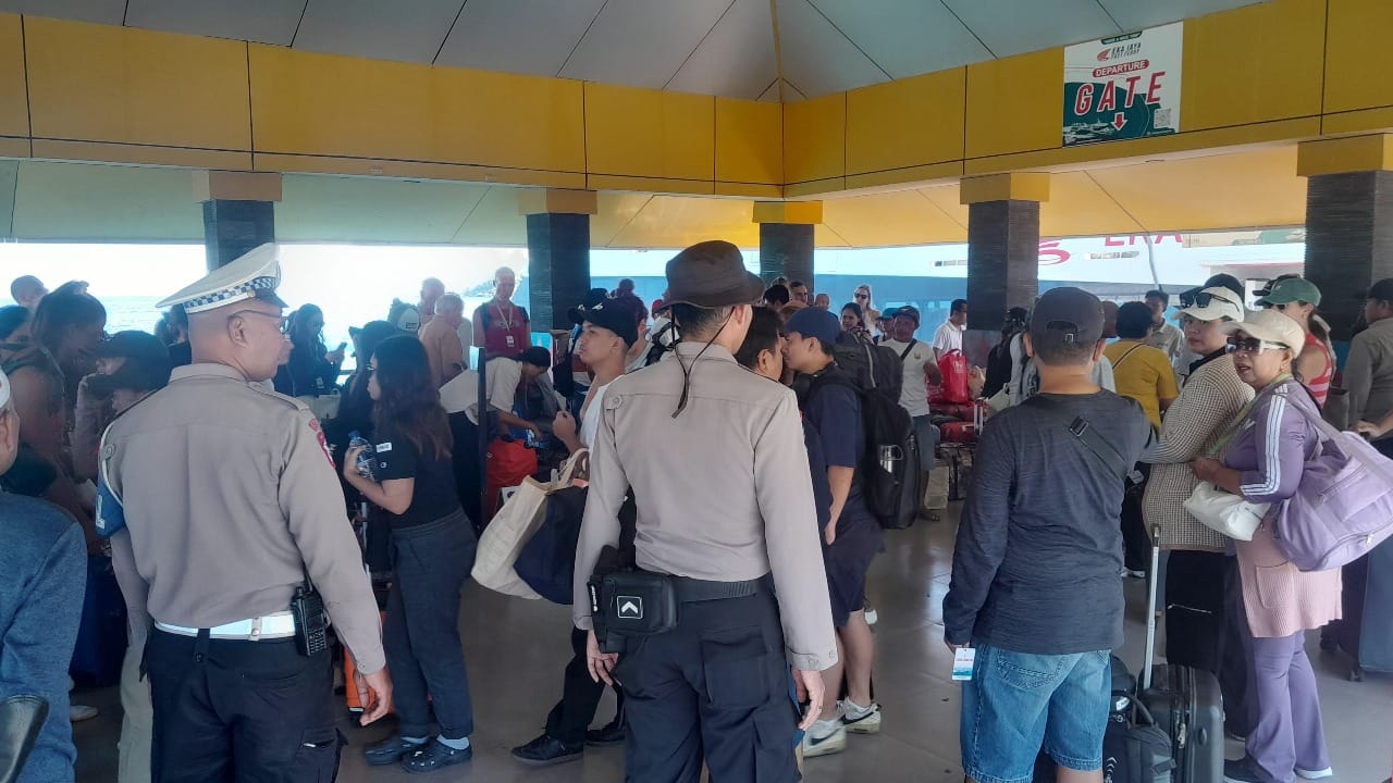 Patroli Intensif Polri Jaga Keamanan Wisatawan Pantai Senggigi