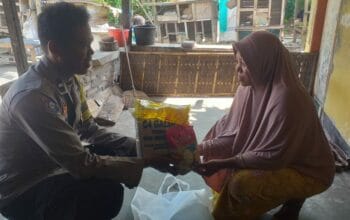 Polri Hadir di Tengah Masyarakat: Polsek Lembar Bagikan Paket Nutrisi Mantap