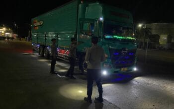 KMP Surya 777 Tiba di Lembar, Polisi Pastikan Proses Bongkaran Aman