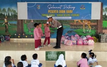 Edukasi Rambu dan Helm: Polres Lombok Barat Tanamkan Tertib Lalu Lintas Sejak Dini