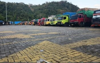 Antrean Kendaraan di Pelabuhan Gilimas Terpantau Tertib dan Aman