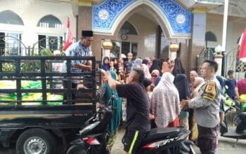 Polsek Batulayar Salurkan 2 Ton Beras Murah, Warga Antusias Sambut