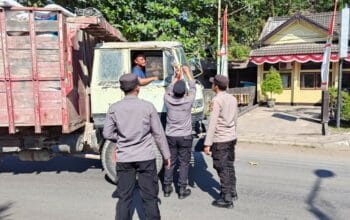 Polsek Pelabuhan Lembar Bagikan Bendera Merah Putih kepada Sopir Truk Sambut HUT RI ke-80