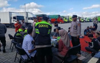 Sambut HUT Lalu Lintas ke-70, Polres Lombok Barat Hadirkan Layanan Kesehatan untuk Sopir Truk
