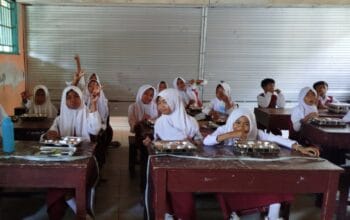 Ratusan Siswa di Sekotong Barat Nikmati Penyaluran Perdana Program Makan Bergizi Gratis