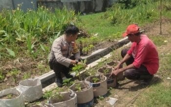 Sinergi Polsek Labuapi dan Warga Mapak Reong Dorong Pemanfaatan Pekarangan Produktif