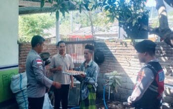 Hadir untuk Warga, Polsek Sekotong Bagikan Bantuan Nutrisi di Dusun Bertong Barat