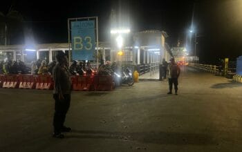 KMP Muryati Berlayar Aman, Polsek Lembar Kawal Ketat Proses Pemuatan Kendaraan dan Penumpang