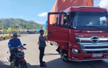 Polsek Kawasan Pelabuhan Lembar Jaga Ketertiban Bongkaran Kapal dari Jangkar